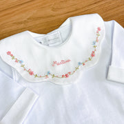 body encanto rosa e azul branco com gola bordada em flores rosa e azul e nome martina bordado