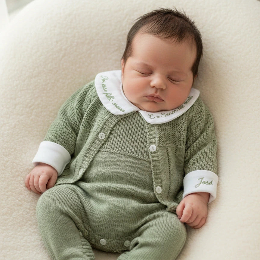 Body Milagre verde em malha canelada com gola branca bordada e botões frontais, usado por bebê deitado