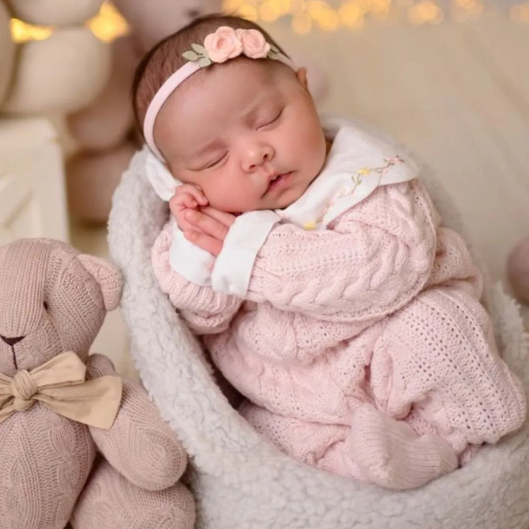 Saída Maternidade Celina em tricô rosa claro com body branco bordado com flores delicadas na gola