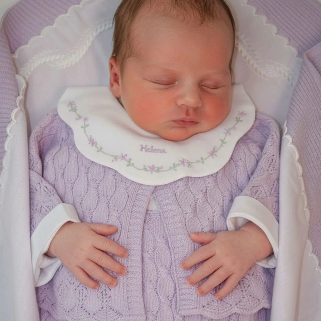 Body Encanto lilás com gola bordada em flores delicadas e nome Helena bordado ao centro, em destaque frontal