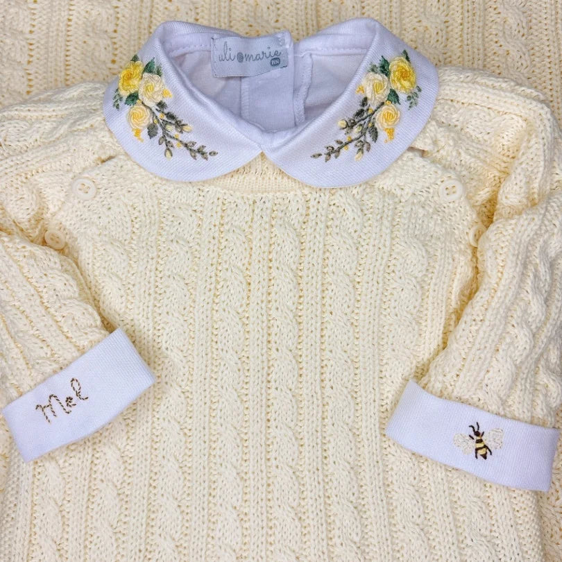 body amor perfeito amarelo com bordado floral em gola de peter pan e detalhe de abelha em um dos punhos
