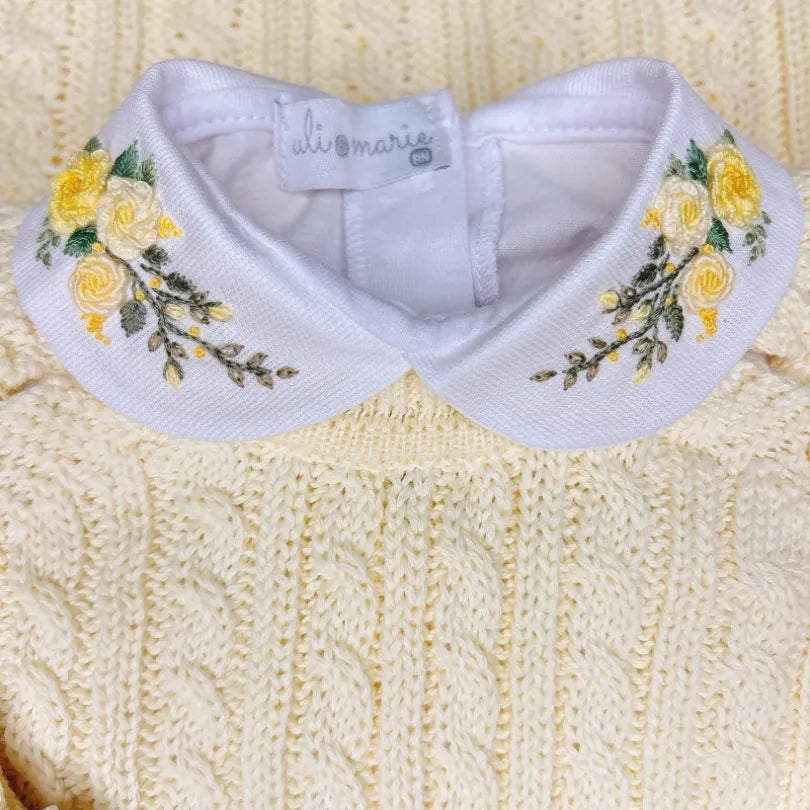 body amor perfeito amarelo com bordado floral em gola de peter pan e detalhe de abelha em um dos punhos