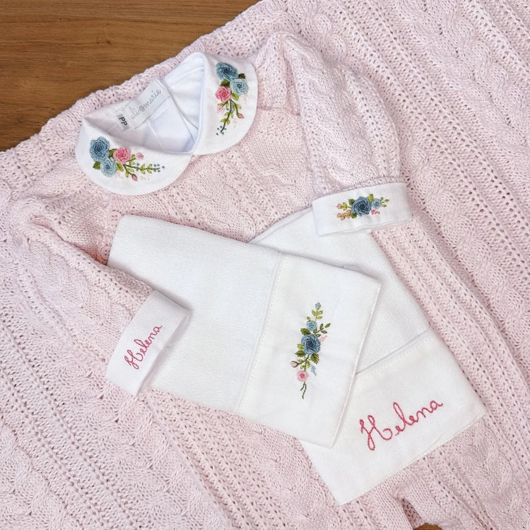 body amor perfeito branco e azul + 2 fraldinhas de boca, conjunto delicado com bordados florais em tons de azul e rosa, personalizado com o nome do bebê