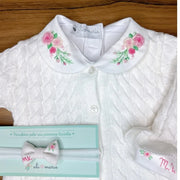 body amor perfeito branco com gola bordada de rosas cor de rosa e punho monogramado com inicial mv e laço