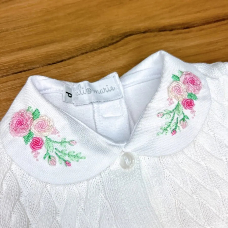 body amor perfeito branco com gola bordada de rosas cor de rosa e punho monogramado com inicial mv e laço
