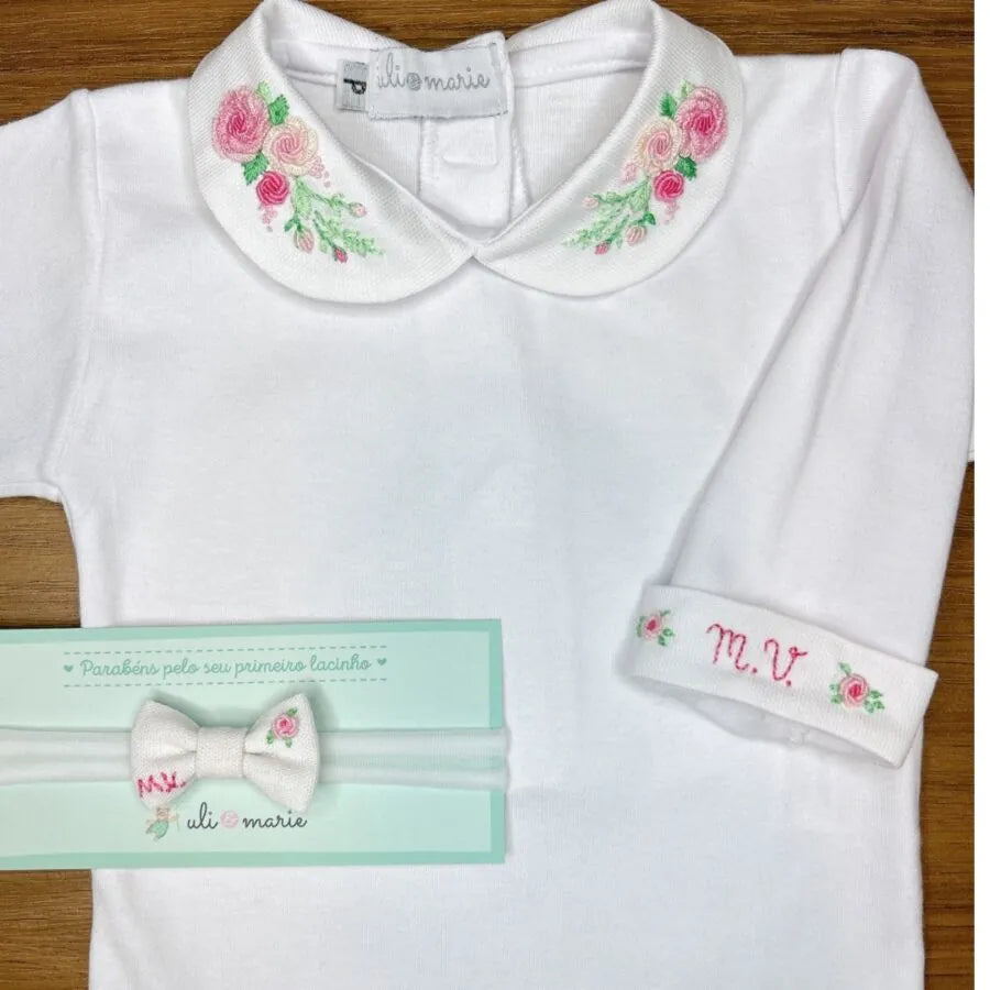 body amor perfeito branco com gola bordada de rosas cor de rosa e punho monogramado com inicial mv e laço