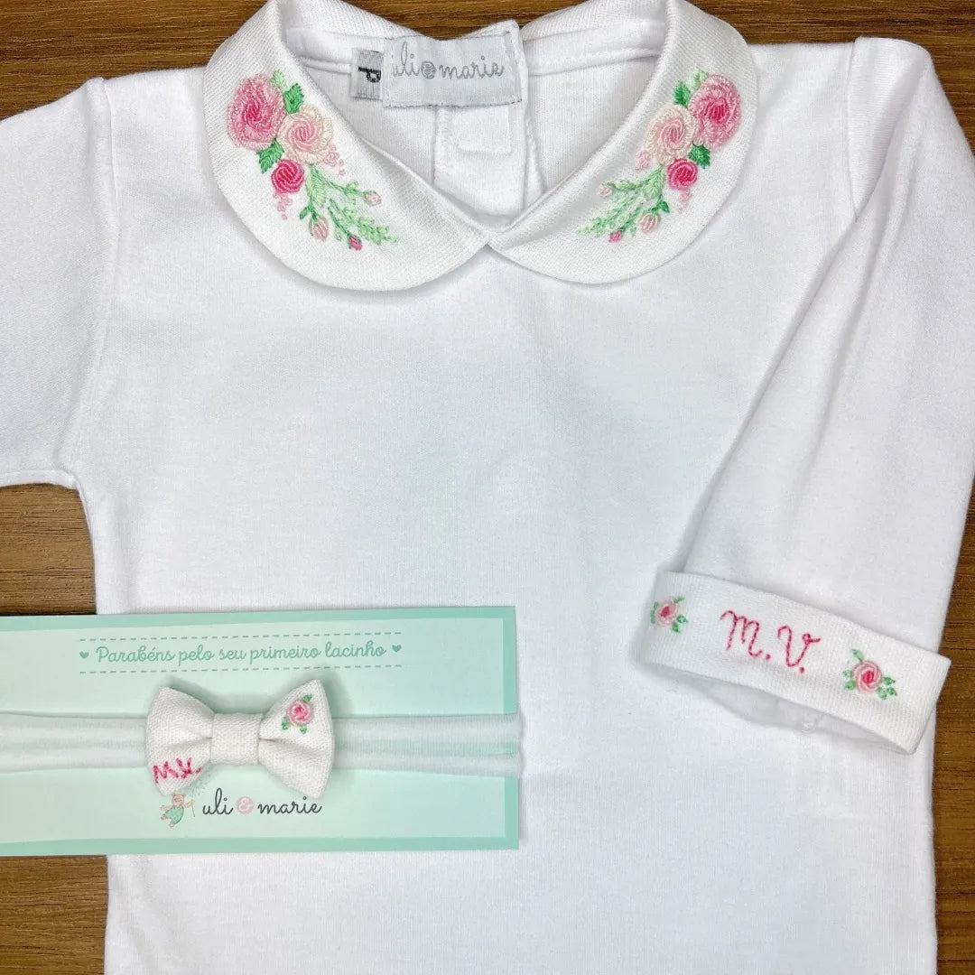 body amor perfeito branco com gola bordada de rosas cor de rosa e punho monogramado com inicial mv e laço