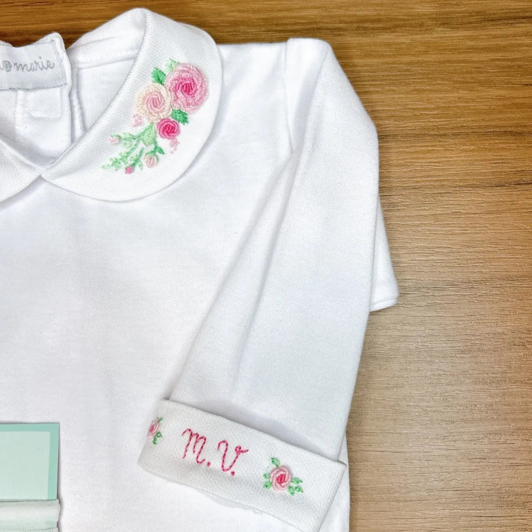 body amor perfeito branco com gola bordada de rosas cor de rosa e punho monogramado com inicial mv e laço