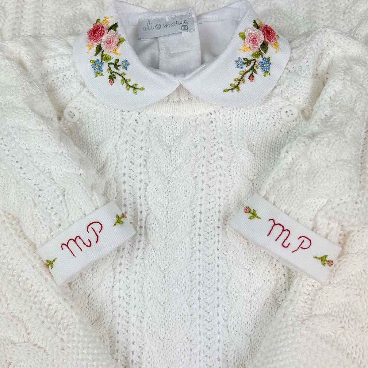 body amor perfeito rosa em tricô com tranças, gola bordada com rosas, e detalhe do nome maite na vira da manga