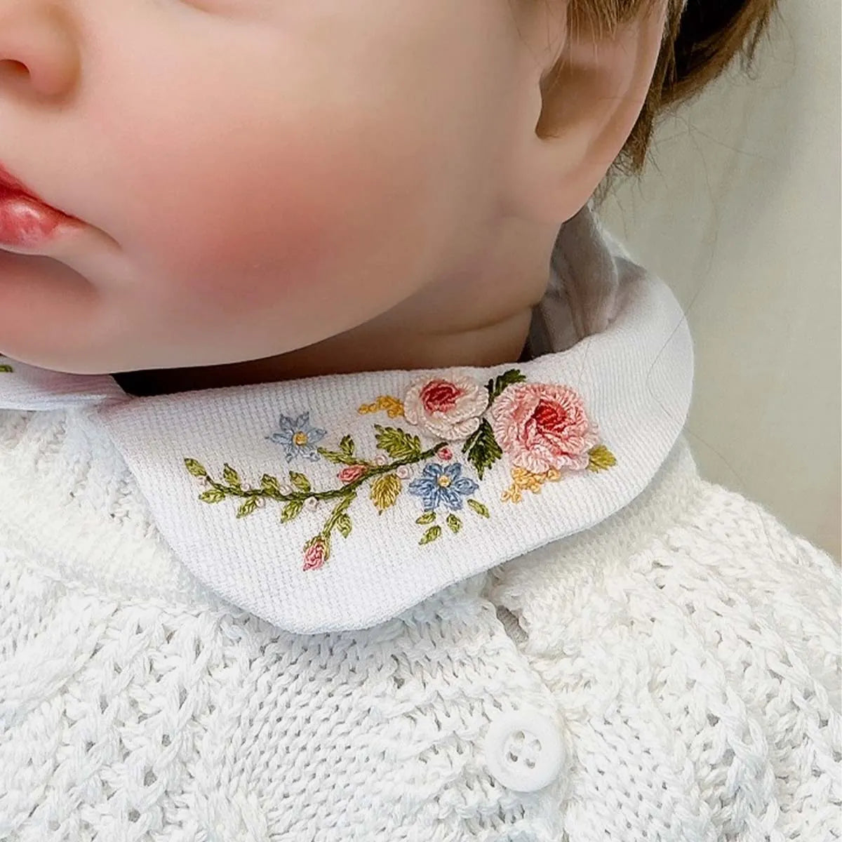 body amor perfeito rosa em tricô com tranças, gola bordada com rosas, e detalhe do nome maite na vira da manga