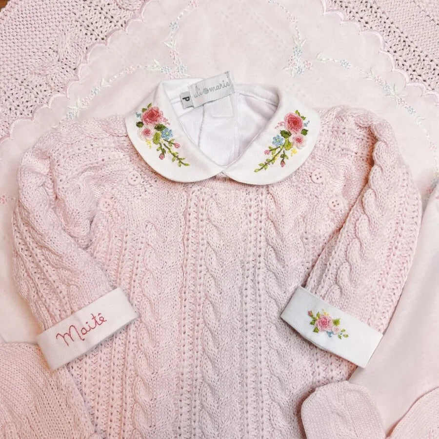 body amor perfeito rosa em tricô com tranças, gola bordada com rosas, e detalhe do nome maite na vira da manga
