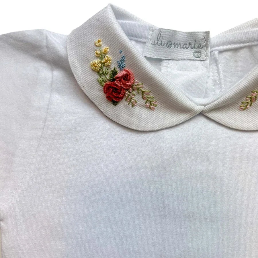 body anne branco de manga longa com gola redonda bordada com flores em tons de vermelho e rosa