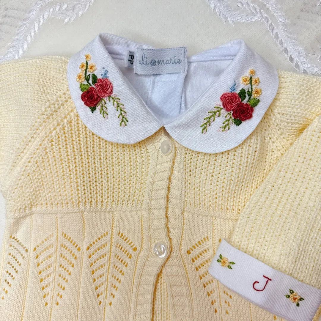 body anne branco de manga longa com gola redonda bordada com flores em tons de vermelho e rosa