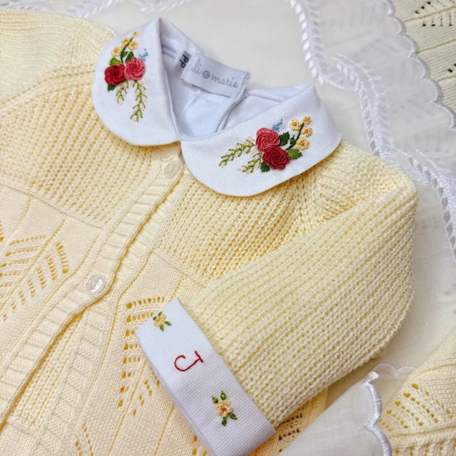 body anne branco de manga longa com gola redonda bordada com flores em tons de vermelho e rosa