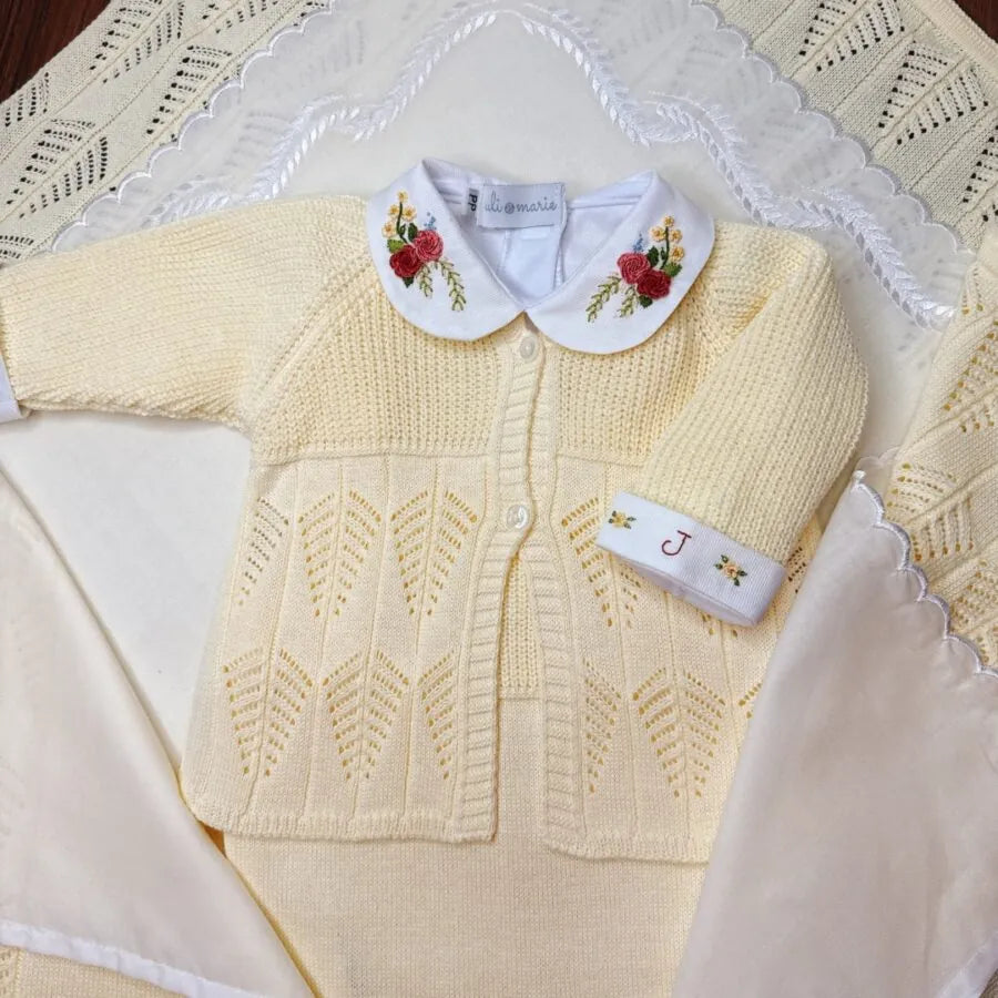 body anne branco de manga longa com gola redonda bordada com flores em tons de vermelho e rosa