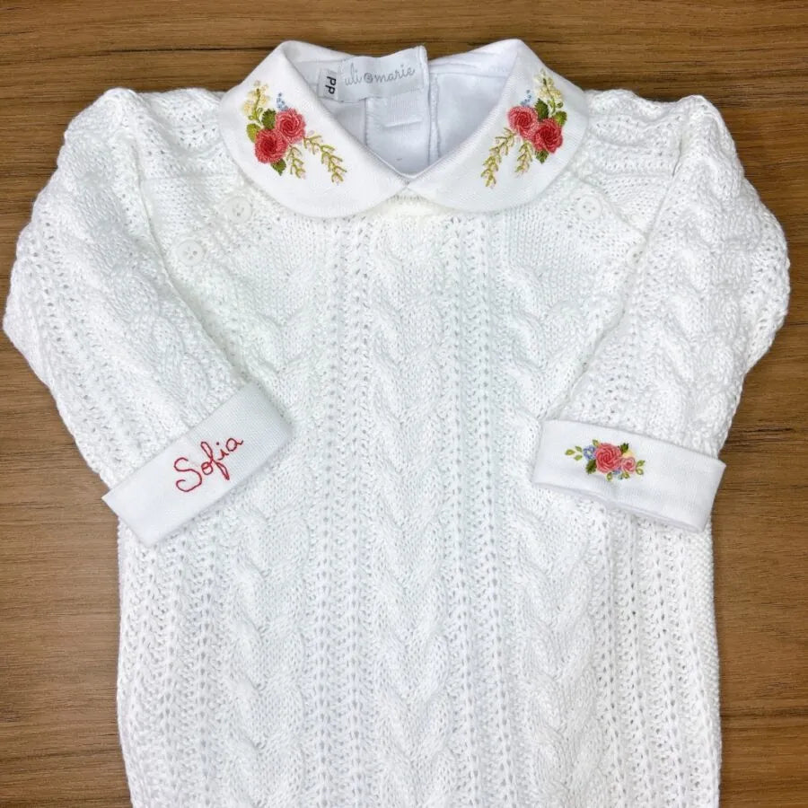 body anne branco de manga longa com gola redonda bordada com flores em tons de vermelho e rosa