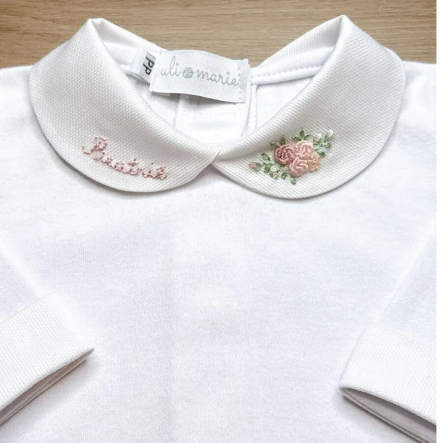body beatriz em algodão egípcio branco, personalizado beatriz na gola e bordado de rosas no colarinho