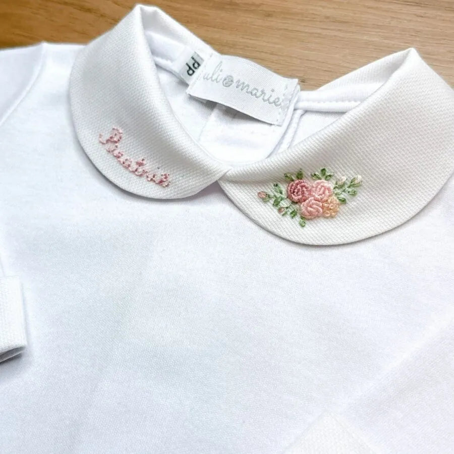 body beatriz em algodão egípcio branco, personalizado beatriz na gola e bordado de rosas no colarinho
