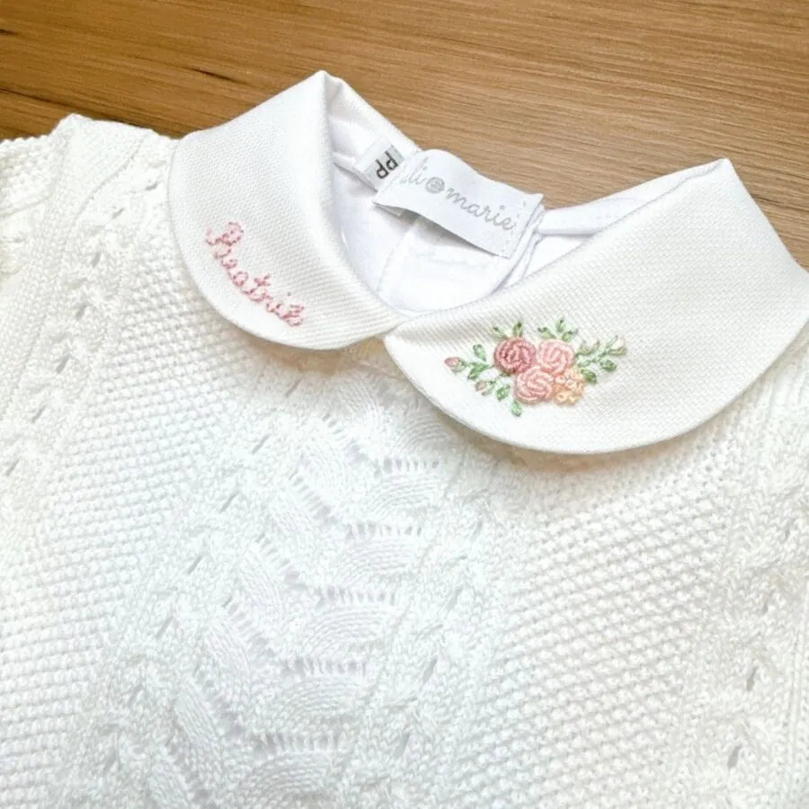 body beatriz em algodão egípcio branco, personalizado beatriz na gola e bordado de rosas no colarinho