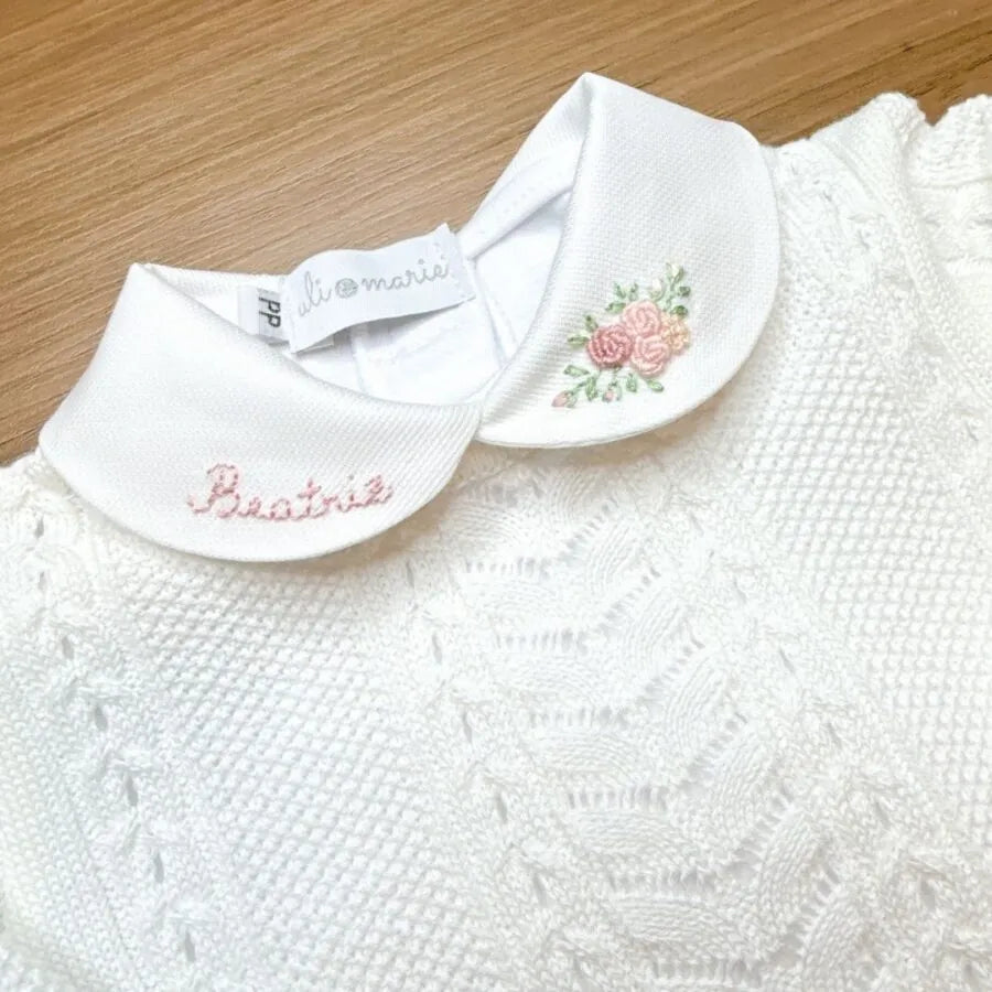 body beatriz em algodão egípcio branco, personalizado beatriz na gola e bordado de rosas no colarinho
