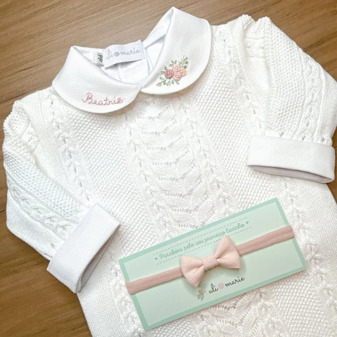 body beatriz em algodão egípcio branco, personalizado beatriz na gola e bordado de rosas no colarinho