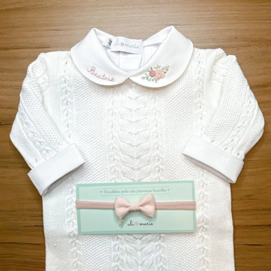 body beatriz em algodão egípcio branco, personalizado beatriz na gola e bordado de rosas no colarinho