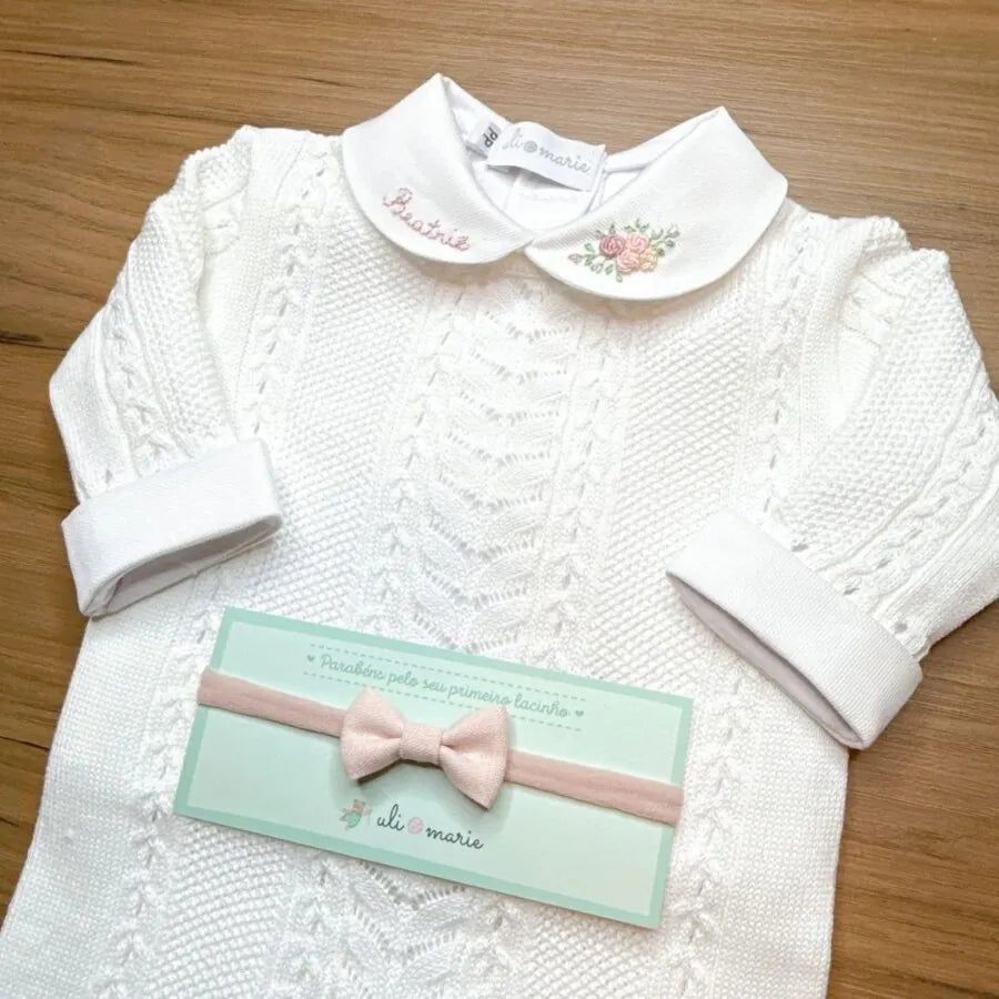 body beatriz em algodão egípcio branco, personalizado beatriz na gola e bordado de rosas no colarinho