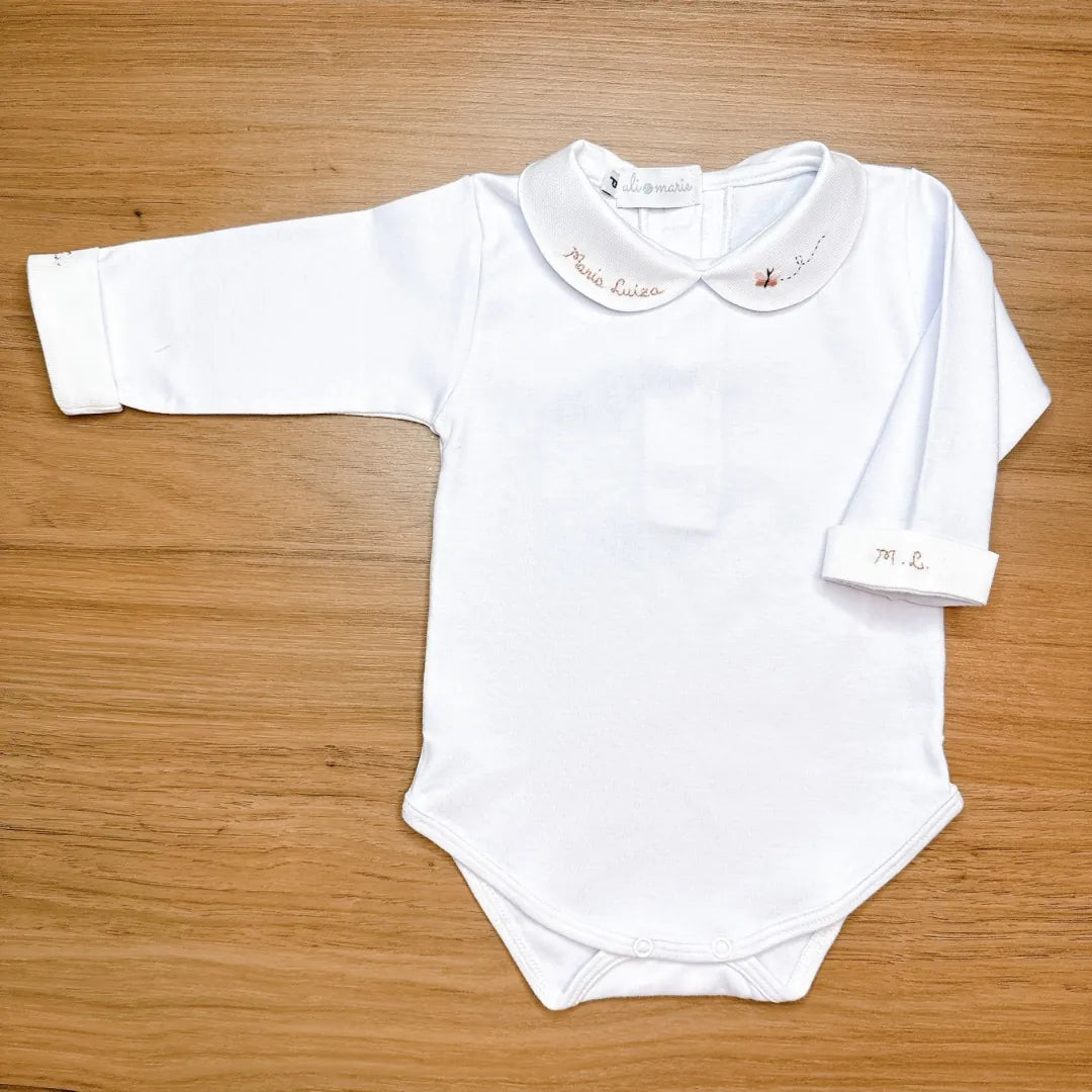 body branco de algodão egípcio com manga longa e gola personalizada maria luiza com bordado de borboleta