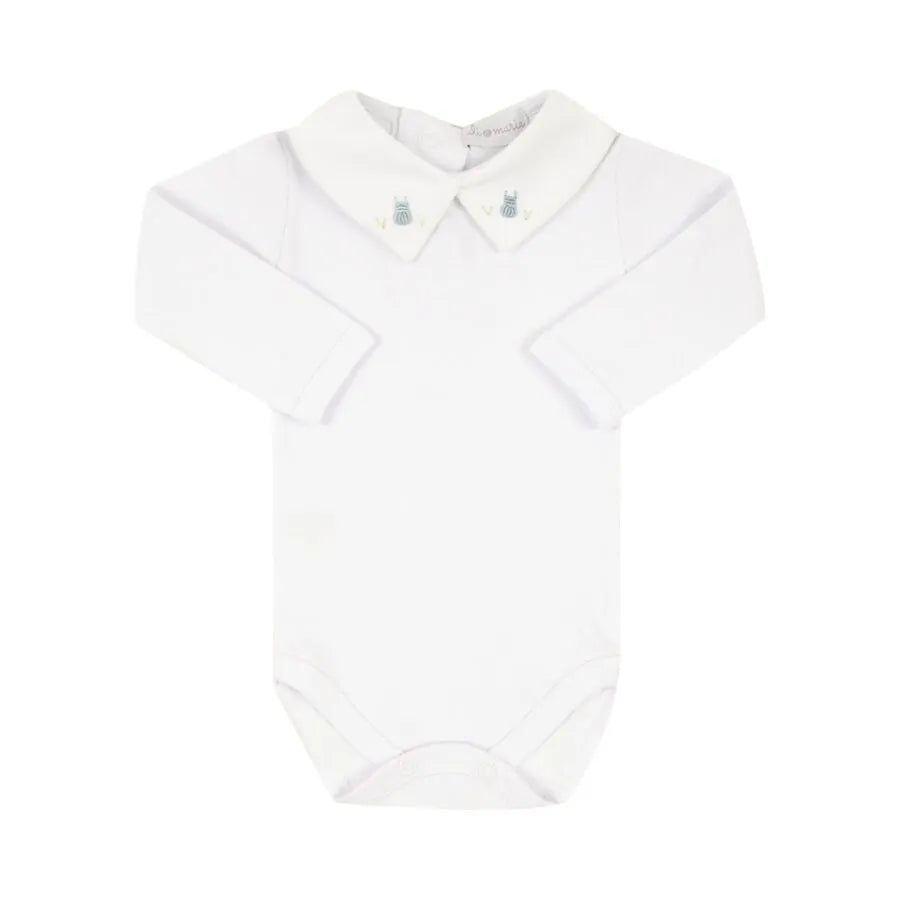 body bunny branco de manga longa com gola polo, com dois bordados azuis e verdes