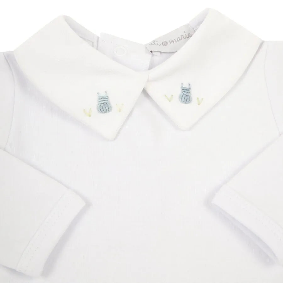 body bunny branco de manga longa com gola polo, com dois bordados azuis e verdes