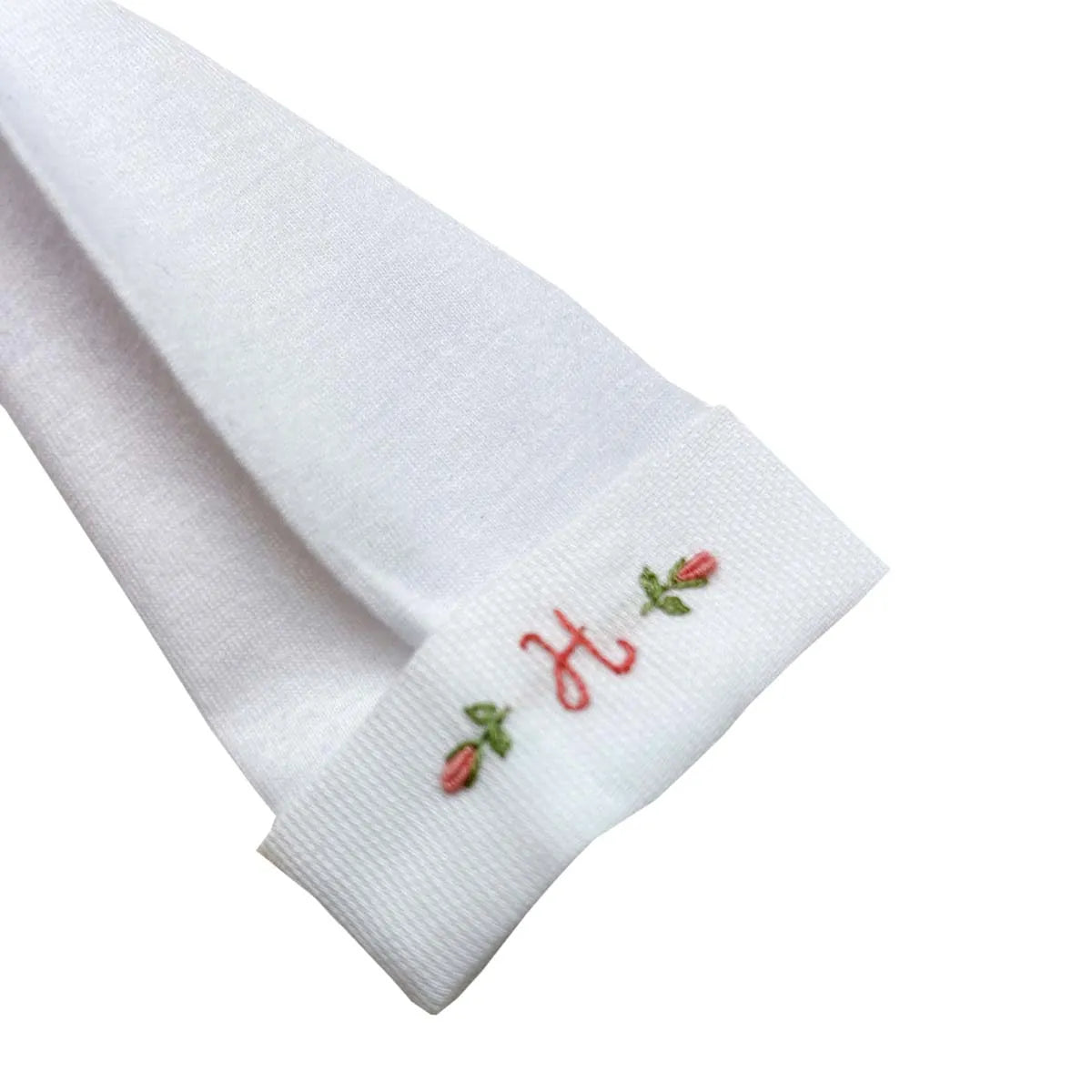 body carmela, modelo branco com gola bordada em flores nos tons de rosa e verde, confeccionado em algodão macio e confortável, ideal para ocasiões especiais