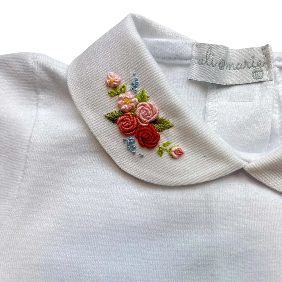 body carmela, modelo branco com gola bordada em flores nos tons de rosa e verde, confeccionado em algodão macio e confortável, ideal para ocasiões especiais