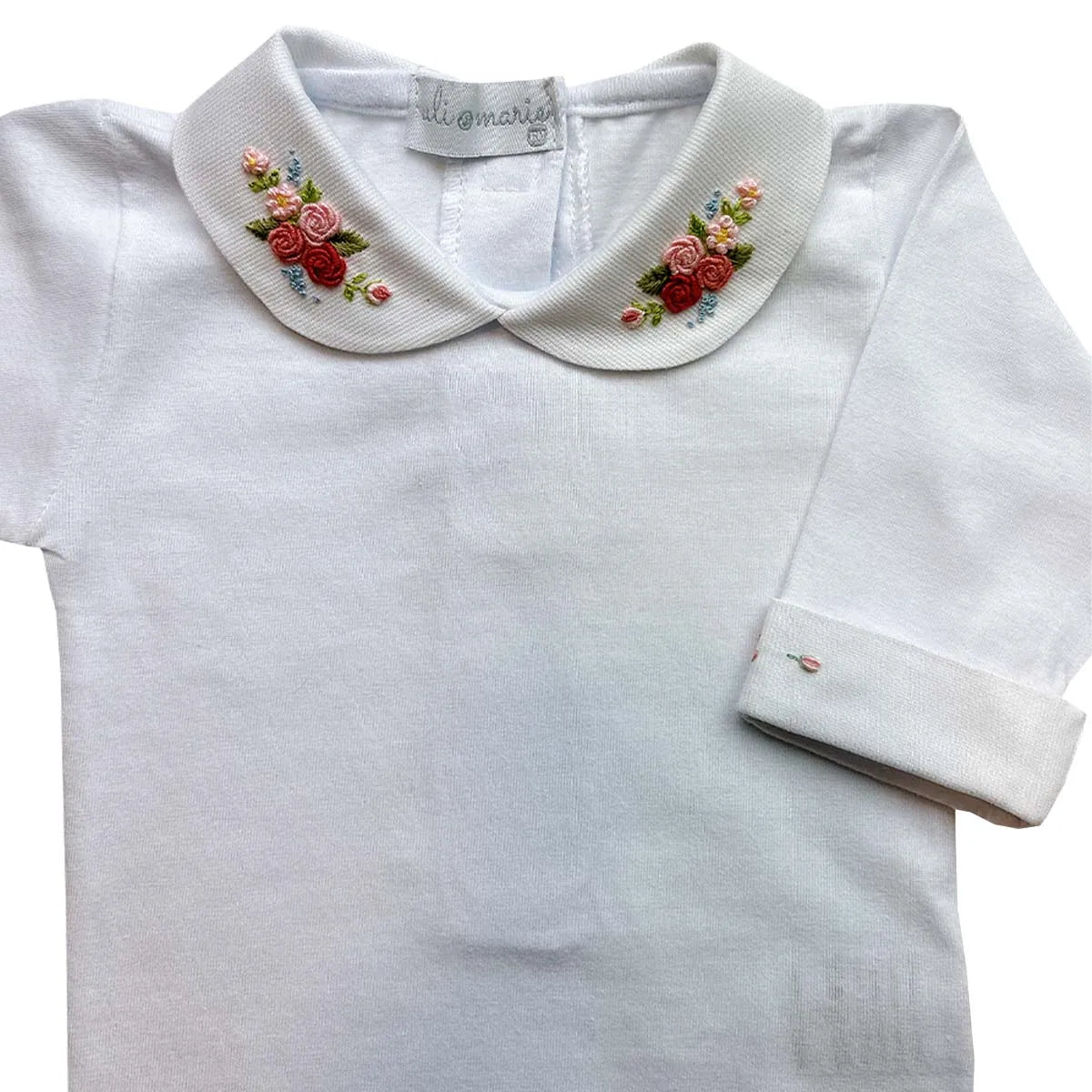 body carmela, modelo branco com gola bordada em flores nos tons de rosa e verde, confeccionado em algodão macio e confortável, ideal para ocasiões especiais