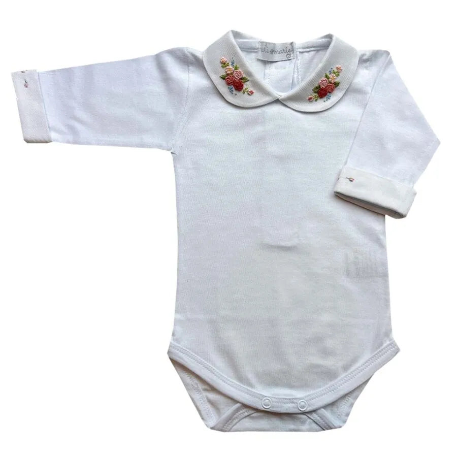 body carmela, modelo branco com gola bordada em flores nos tons de rosa e verde, confeccionado em algodão macio e confortável, ideal para ocasiões especiais