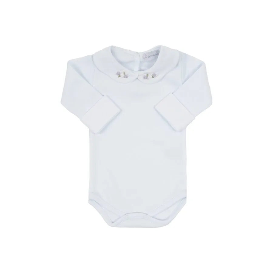 body carol lilás em algodão branco com gola peter pan bordada com pequenas flores lilás e verdes