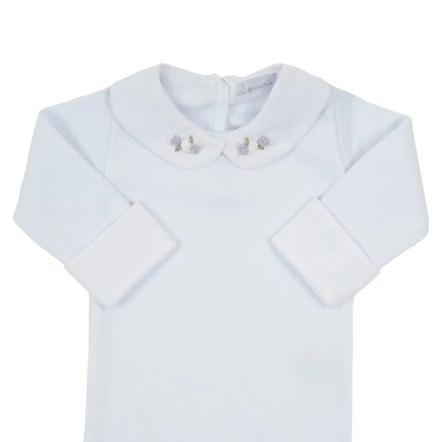 body carol lilás em algodão branco com gola peter pan bordada com pequenas flores lilás e verdes
