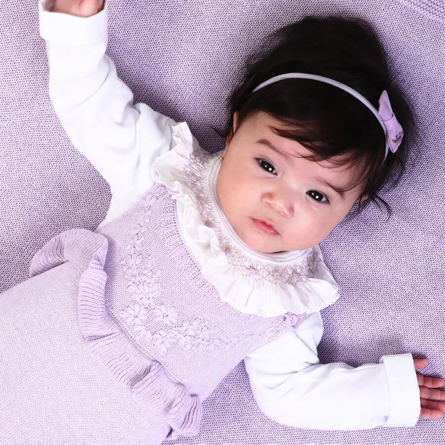 body casinha de abelha lilás com gola franzida bordada à mão em ponto smock e mangas longas, delicado e confortável