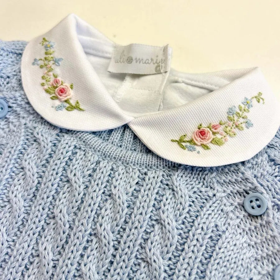 body delicatto branco de manga longa com punhos dobrados, e gola redonda bordada com flores em tons pastel