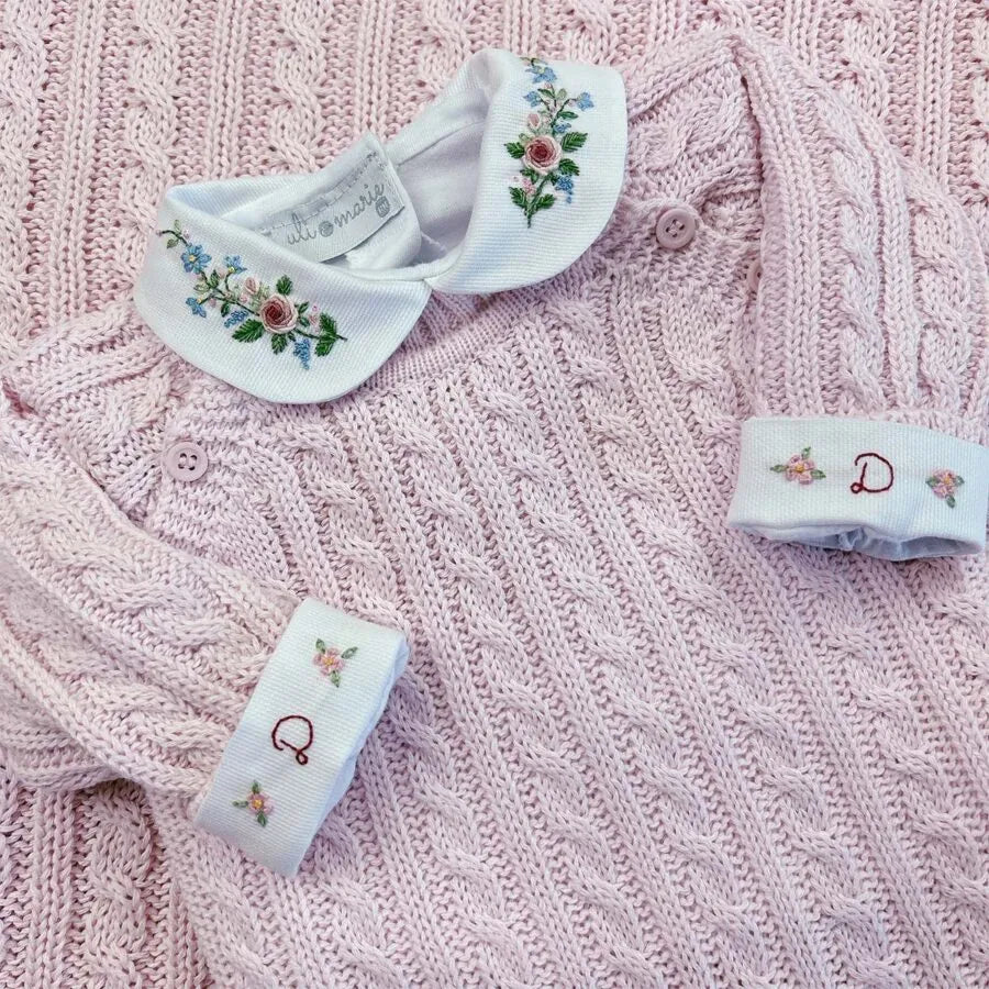 body delicatto branco de manga longa com punhos dobrados, e gola redonda bordada com flores em tons pastel