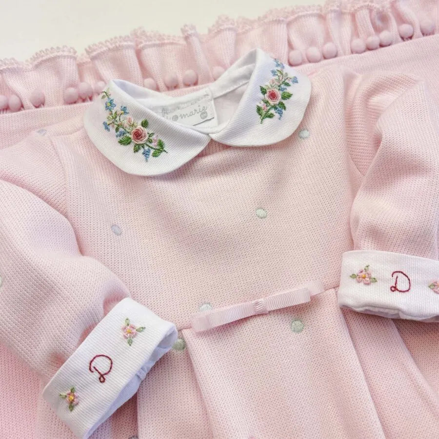 body delicatto branco de manga longa com punhos dobrados, e gola redonda bordada com flores em tons pastel