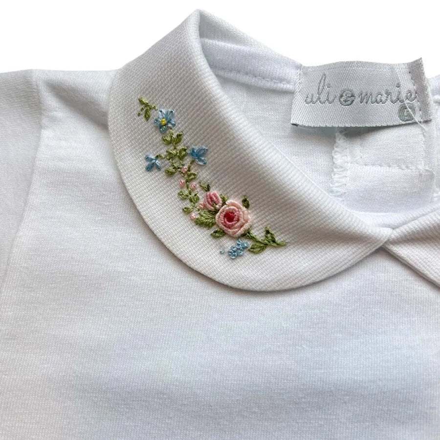 body delicatto branco de manga longa com punhos dobrados, e gola redonda bordada com flores em tons pastel