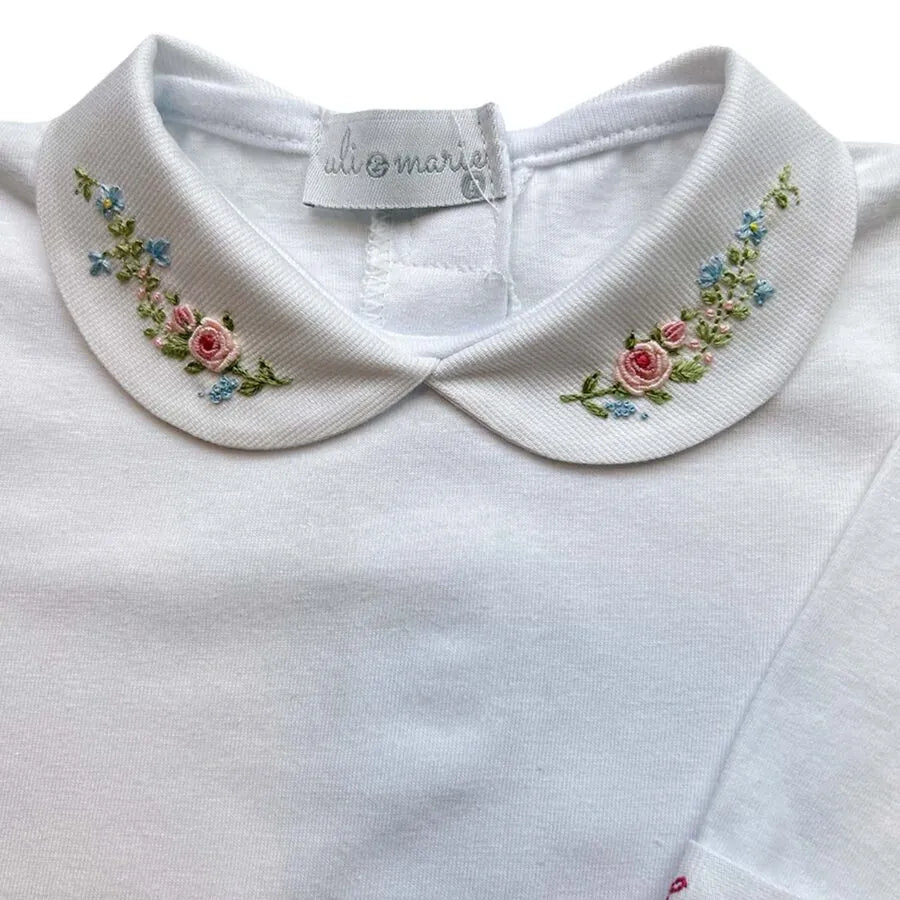 body delicatto branco de manga longa com punhos dobrados, e gola redonda bordada com flores em tons pastel