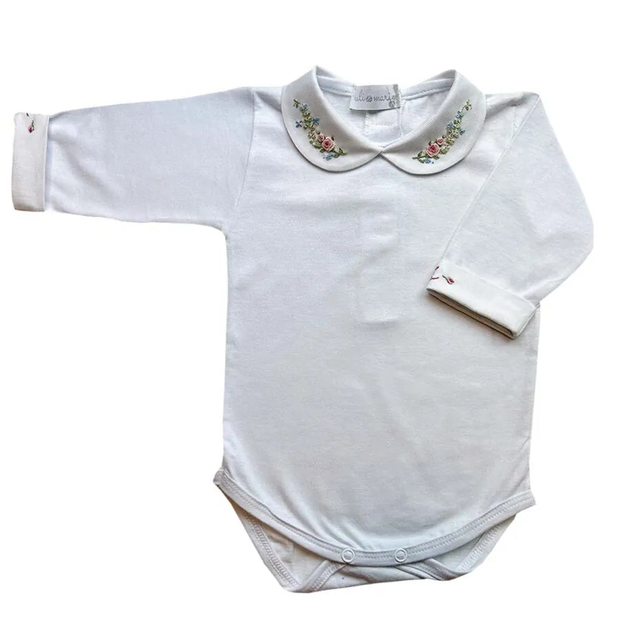 body delicatto branco de manga longa com punhos dobrados, e gola redonda bordada com flores em tons pastel
