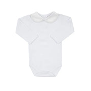 body dondoca em algodão branco, com gola peter pan delicada e bordado sutil, proporcionando conforto e um toque clássico ao visual do bebê