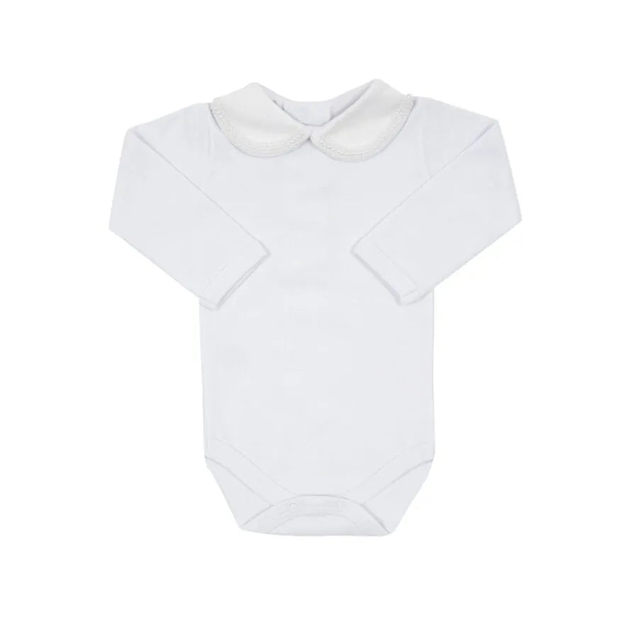 body dondoca em algodão branco, com gola peter pan delicada e bordado sutil, proporcionando conforto e um toque clássico ao visual do bebê