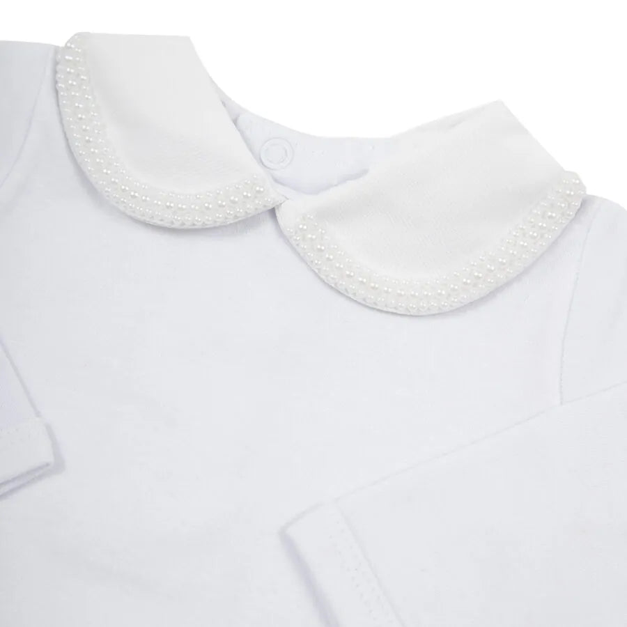 body dondoca em algodão branco, com gola peter pan delicada e bordado sutil, proporcionando conforto e um toque clássico ao visual do bebê