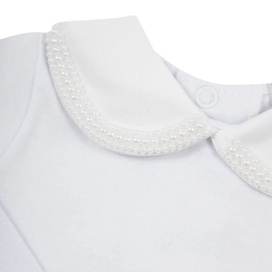 body dondoca em algodão branco, com gola peter pan delicada e bordado sutil, proporcionando conforto e um toque clássico ao visual do bebê