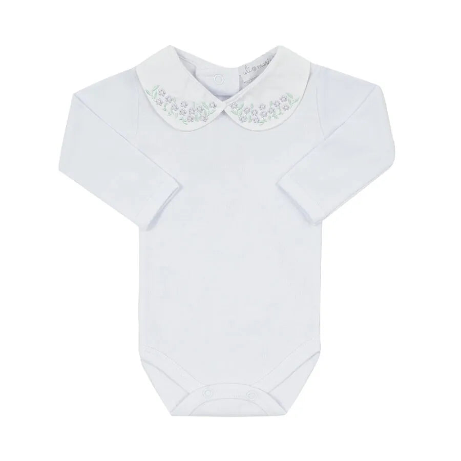 body floreira branco de manga longa com gola redonda bordada com pequenas flores lilás e folhas verdes