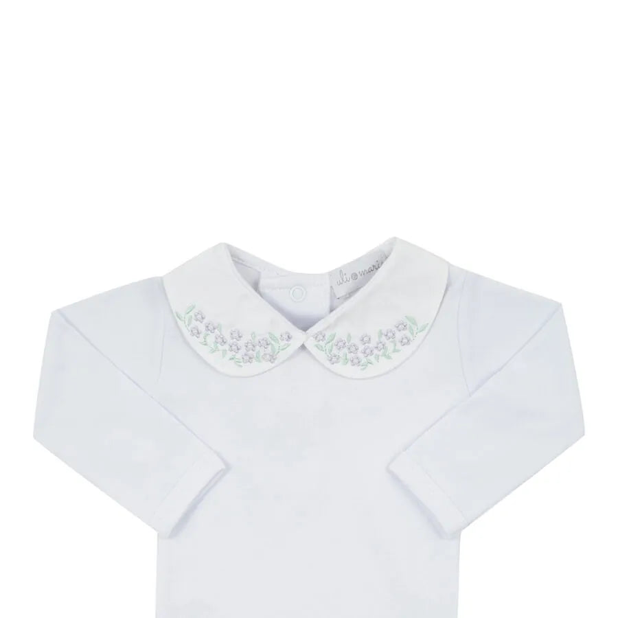 body floreira branco de manga longa com gola redonda bordada com pequenas flores lilás e folhas verdes
