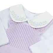 body floreira branco de manga longa com gola redonda bordada com pequenas flores lilás e folhas verdes